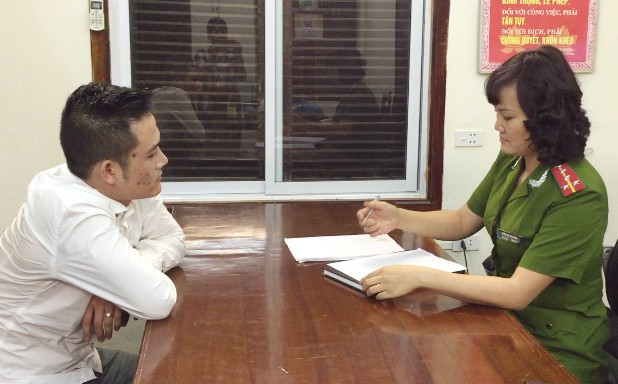 Ngoài môi giới mại dâm nữ, Hoàng còn tổ chức bán dâm cho người đồng tính. 