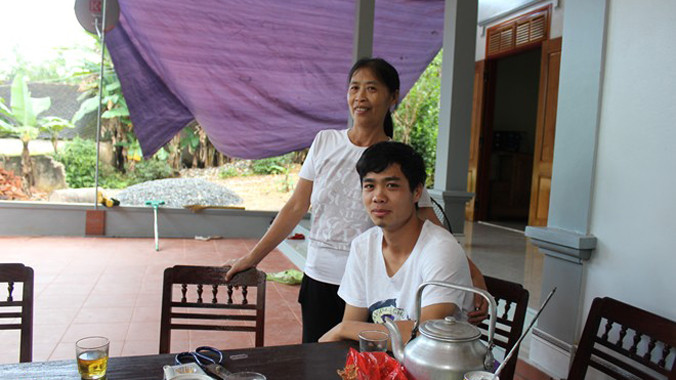 Công Phượng lấy iPad ra cho bố mẹ xem hình bạn gái rồi nói đùa chuyện cưới vợ làm ông Bảy, bà Hoa lo lắng.