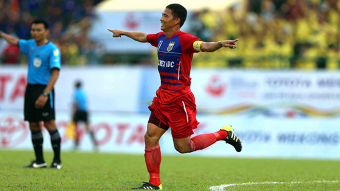 Anh Đức lập cú đúp đưa B.Bình Dương lên ngôi vô địch