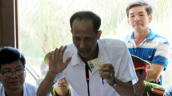 Ông Hoàng Việt trưng thẻ Giám định viên, nhưng không trả lời thỏa đáng nhiều câu hỏi.