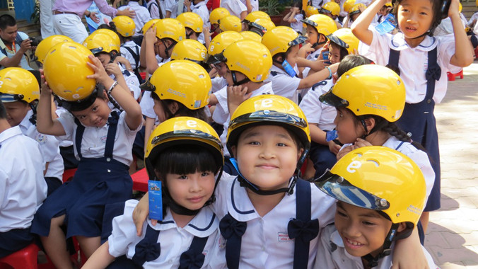 Các em học sinh được tặng mũ bảo hiểm.