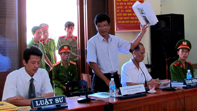 Thượng tá Nhật nói, thực nghiệm cho thấy, người ngồi trên bàn phía trước anh Kiều có thể gây ra vết thương phía sau đầu anh Kiều.