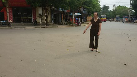 Bà Gang chỉ đoạn đường bà bị bắt quỳ lạy.