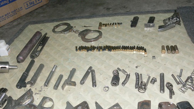 Một số chi tiết cơ khí thu giữ trong nhà Huy