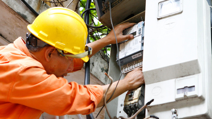 Theo giải thích của EVN HANOI, tiền điện tăng đột biến vừa qua là do nắng nóng kéo dài. ảnh: Hồng Vĩnh