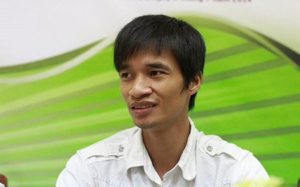 “Ca sĩ Lệ Rơi”, tức Nguyễn Đức Hậu trong buổi giao lưu trực tuyến trên một tờ báo mạng.