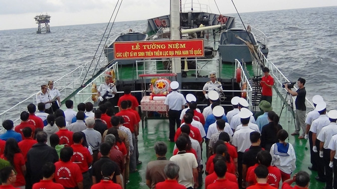 Viếng các liệt sĩ hy sinh trên thềm lục địa. Ảnh: TC