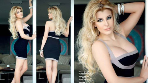 'Ăn theo” Argentina, người đẹp ngực khủng khoe thân phản cảm