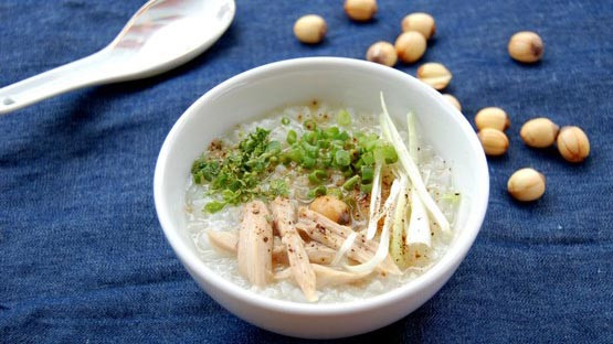 Cháo gà hạt sen khiếm thực tốt cho nam giới bị di tinh.