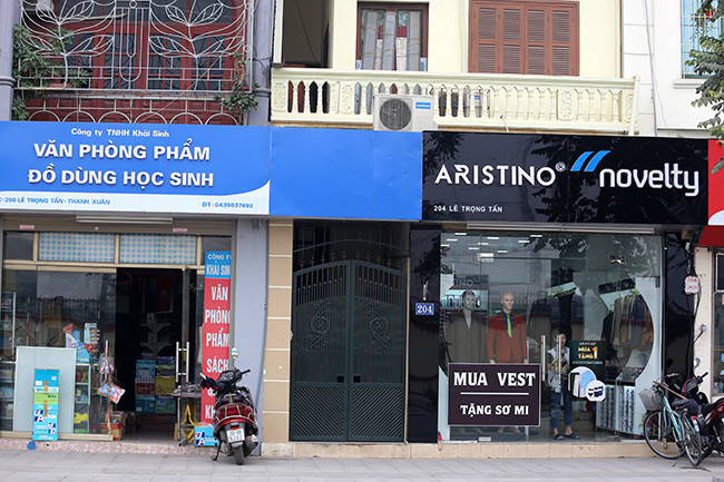 Nhiều biển quảng cáo đủ màu sắc trên tuyến phố kiểu mẫu Lê Trọng Tấn