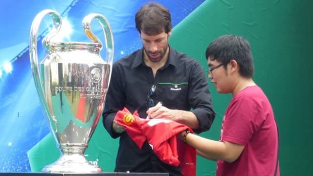 Van Nitelrooy ngỡ ngàng trước sự cuồng nhiệt của CĐV Việt