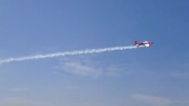 Máy bay mô hình nhả khói, nhào lộn điêu luyện