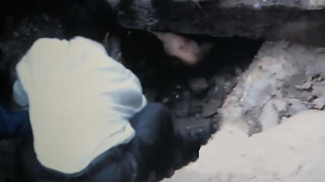 Người dân phải rất khó khăn mới có thể đưa nam thanh niên ra ngoài.