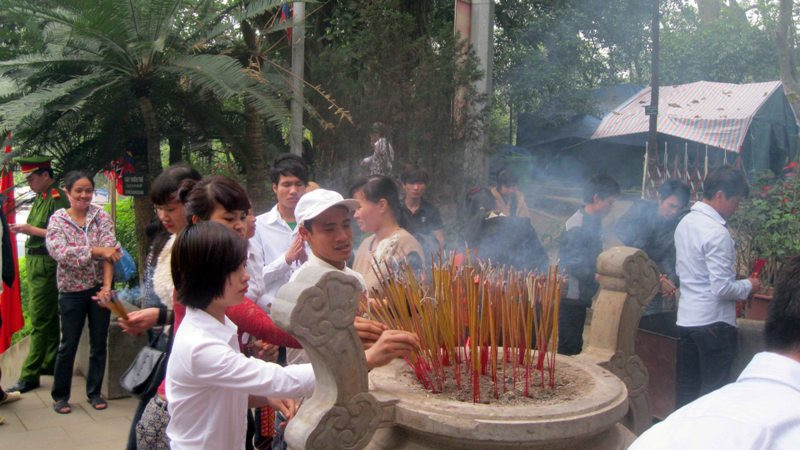 Khoảng 8h sáng mai (10/3 Âm lịch), du khách sẽ được vào dâng hương. Ảnh: Thanh Hà