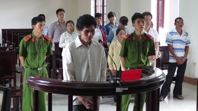 Bị cáo Từ Đức Toàn trước vành móng ngựa.