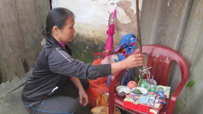 Thắp nhang cho bé xấu số. Ảnh: Duy Chiến.