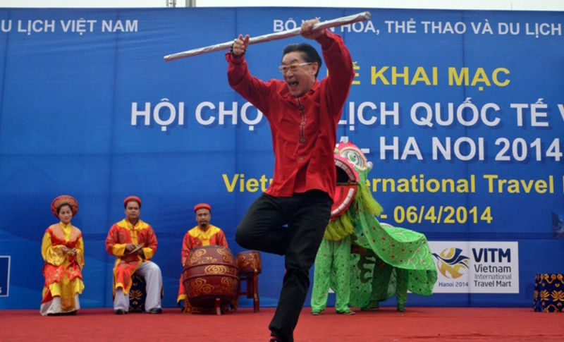 Xem Lục Tiểu Linh Đồng múa côn bạc vun vút ở Hà Nội