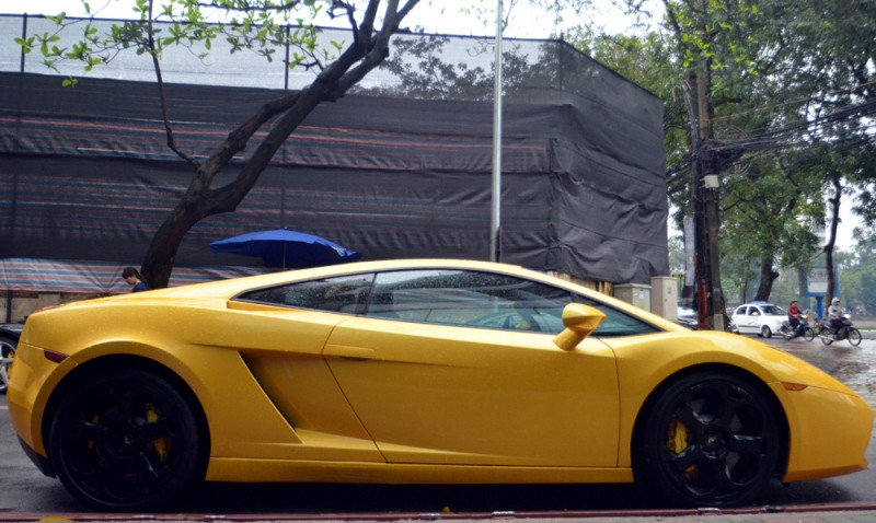 Siêu ‘bò’ Lamborghini và xế hộp Ferrari dầm mưa ở Hà Nội