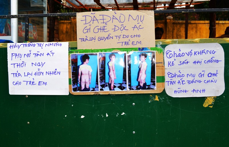 Dân làng bức xúc, tự dán các 'khẩu hiệu' đòi trừng trị mụ dì ghẻ độc ác