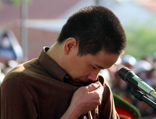 Vũ Văn Tiến khóc trong phiên xử lưu động hôm 17/12. Ảnh: Phước Tuấn.