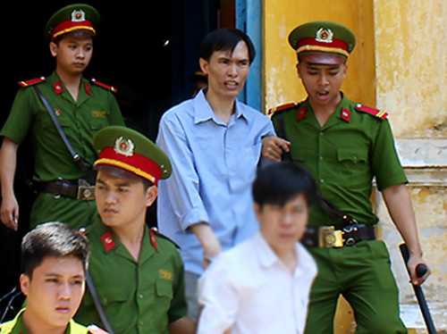 Bị cáo Vỹ (áo xanh) không được tòa giảm án. Ảnh: Bình Nguyên