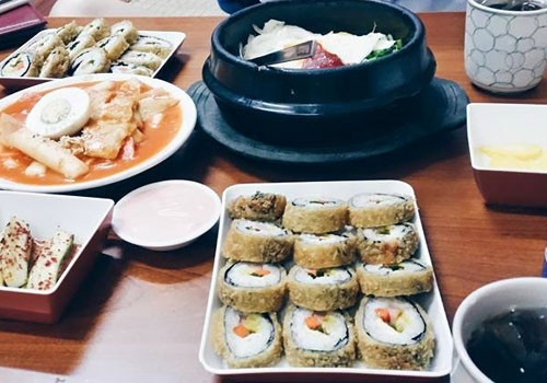 Bạn có thể thưởng thức gimbab tại quán ăn trên phố Ngọc Khánh, Ba Đình. Ảnh: Trang Thu