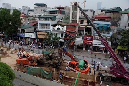 Hiện trường vụ cần cẩu đổ sập vào nhà dân ở đường Cầu Giấy: Ảnh Nguyễn Đức