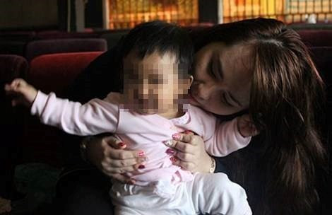 Bích Trâm bế bé gái đến quán cà phê trong lần gặp phóng viên