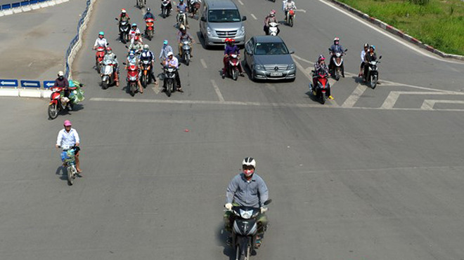 Ngã tư gầm cầu vượt Mai Dịch không có bất cứ thứ gì có thể che nắng nên nhiều người đã vượt đèn đỏ để... tránh nóng khi vắng bóng lực lượng CSGT