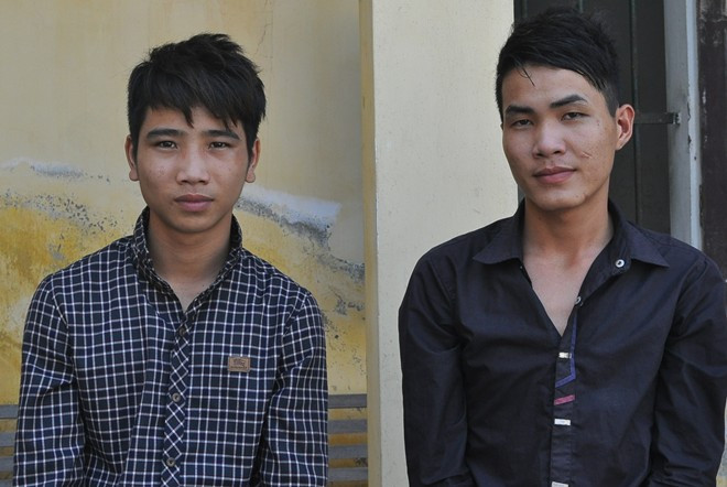 Thuận và Thỏa tại cơ quan công an huyện Quỳnh Lưu. Ảnh: HP