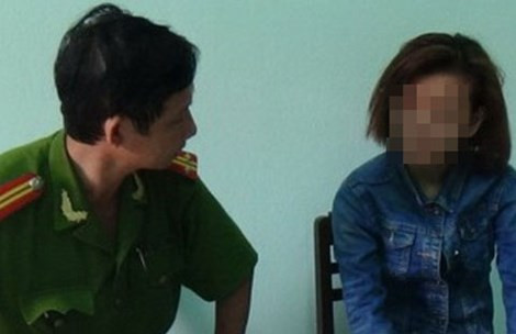 Nạn nhân KO đang trình báo với công an về dấu hiệu lừa đảo của “chồng ngoại”. Ảnh: CTV