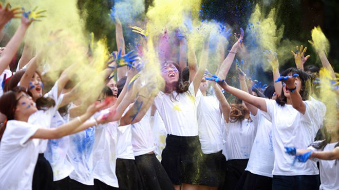 Mốt chụp ảnh kỷ yếu với bột mầu của học sinh Hà Nội