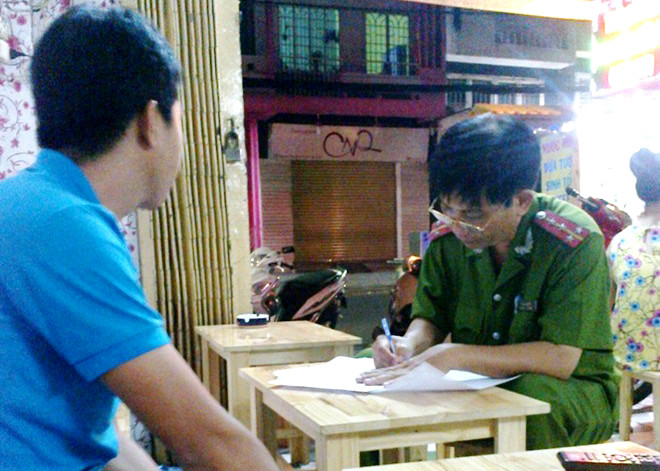 Công an phường 4, quận Tân Bình lấy lời khai nhân chứng