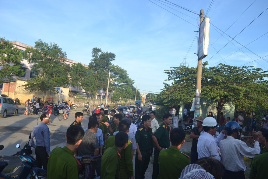 Cơ quan chức năng có mặt tại hiện trường để xử lý vụ việc