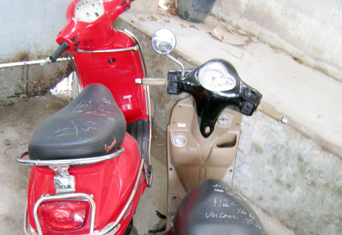 2 chiếc xe của các nữ nghi can bị tạm giữ. Ảnh: C.A