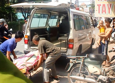 Chuyển thi thể nạn nhân về nhà xác để khám nghiệm tử thi