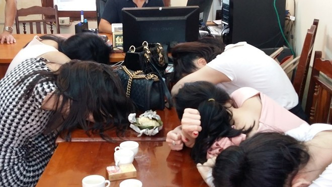 Các gái bán dâm bị bắt quả tang, đưa về cơ quan điều tra. Ảnh: Công an nhân dân