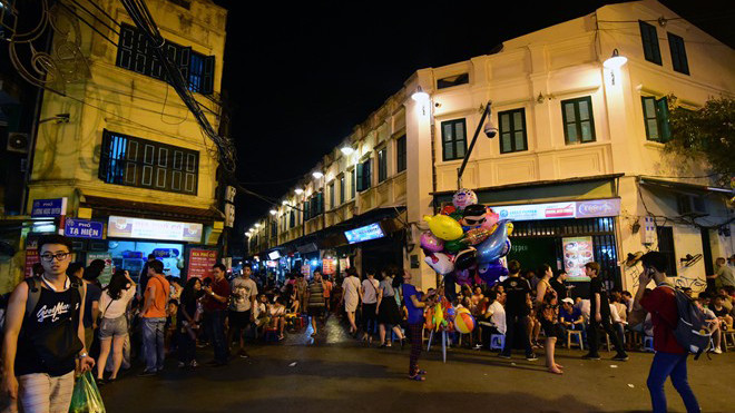 Hà Nội buổi trưa nóng 40 độ C, chiều giảm nhiệt chỉ vài độ. Nhiều người dân thành phố tìm cách giải nhiệt khiến cho các hàng quán khá đông đúc lúc chiều tà. 19h tối 28/5, góc phố Lương Ngọc Quyến - Tạ Hiện, nơi được mệnh danh là "ngã tư quốc tế", các hàng