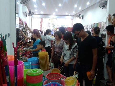 Đã có một thời những cửa hàng đồng giá 10.000 đồng luôn trong tình trạng đông kín khách. Ảnh: Trần Anh