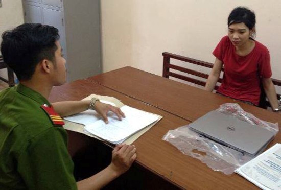 Cảnh sát lấy lời khai của Chu Thị Thanh Quý tại cơ quan công an. Ảnh: N.H