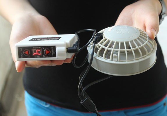 Một bộ áo điều hoà có giá 800.000 đồng đến 1,2 triệu đồng. Ảnh: Ngọc Lan