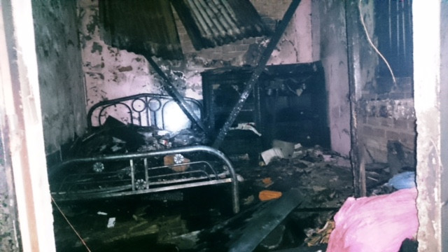 Toàn bộ căn nhà bị thiêu rụi, bên trong trở thành một đống đổ nát