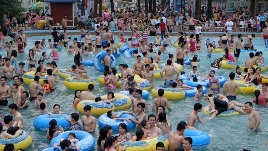 1 m2 bể bơi có từ 4 - 5 người, hiện tượng quá tải đã xảy ra nhưng nhiều bể bơi vẫn bán vẻ để thu lợi, bất chấp an toàn và nguy cơ ô nhiễm cho người bơi