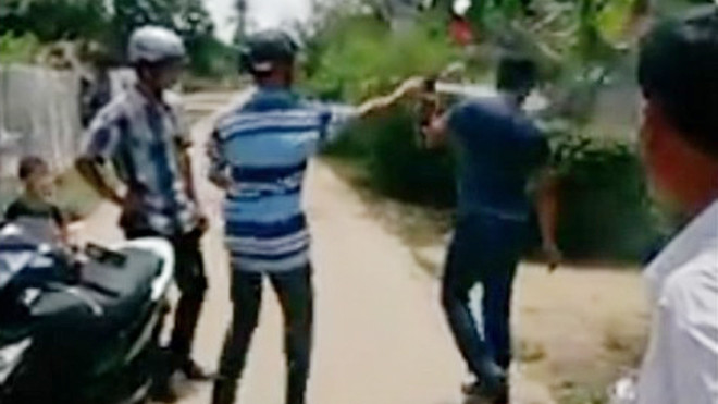 Trưởng công an xã Ia Trok Phạm Thành Trung dùng bình xịt hơi cay xịt tới tấp vào Lê Tiến Phú. Ảnh cắt từ clip