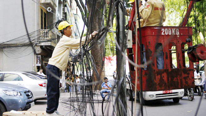 Tiếp tục thanh thải dây, cáp đi nổi trên các tuyến phố thực hiện "Năm trật tự và văn minh đô thị