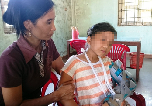 Cháu L. đã bị chính người cha ruột của mình đánh đập rất dã man