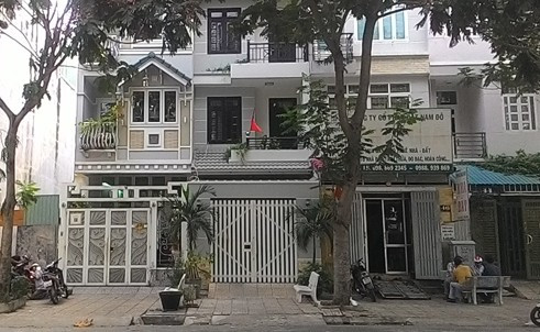 Căn nhà ngoài cùng bên trái vừa bị trộm đột nhập