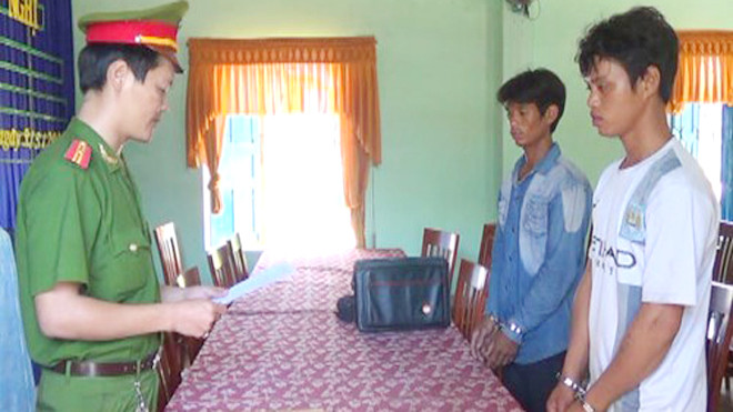 Cơ quan công an lấy lời khai 2 đối tượng Đách và Xơi