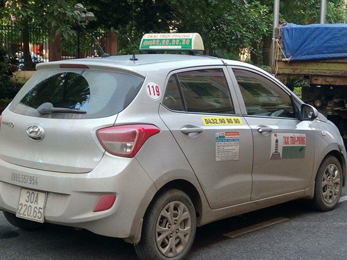 Chiếc taxi tang vật.