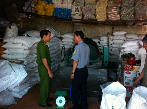 Cơ sở sản xuất đường vàng bằng axit được phát hiện. Ảnh: Lê Huân